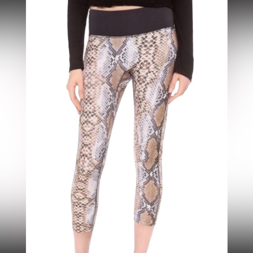 Snakeskin leggings Capri running yoga Pilates pants size small